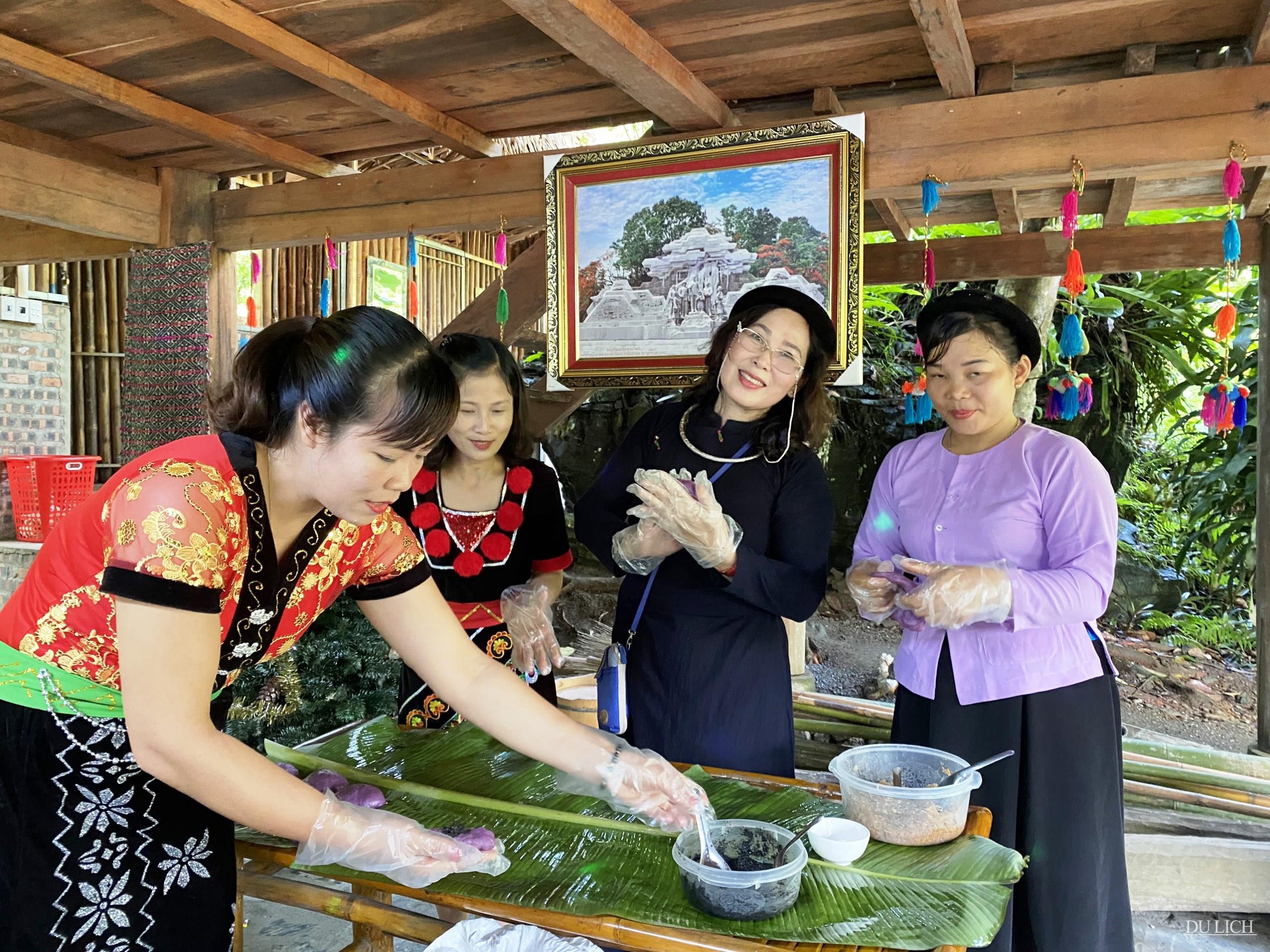 Du khách trải nghiệm làm bánh dày tại nhà văn hóa xã Phú Thượng